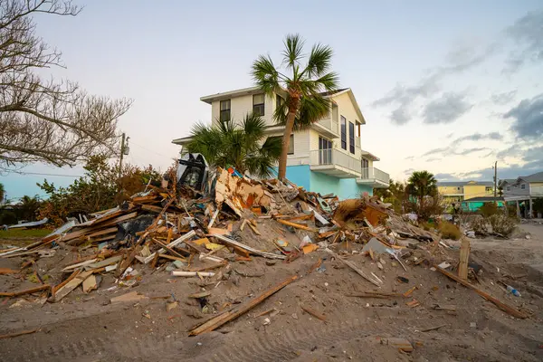 Florida 'daki Milton Kasırgası' ndan sonra ağır hasar gören evlerden yığınla çöp. Englewood 'daki Manasota Key' de enkaz var. Kasırga sonrası temizlik.