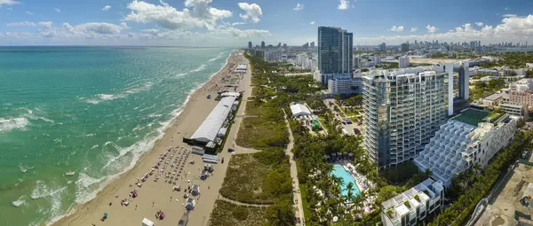 Amerika 'da popüler bir tatil yeri. Okyanus sıcak suları ve ABD 'nin Florida kentindeki Miami Beach' te kumlu sahiller. Amerika 'ya seyahat.