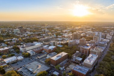Savannah 'nın havadan görünüşü, Gürcistan' daki eski tarihi şehir. Geceleri Güney Amerika mimarisi.