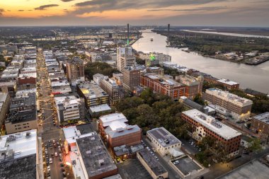Savannah 'nın havadan görünüşü, Gürcistan' daki eski tarihi şehir. Geceleri Güney Amerika mimarisi.