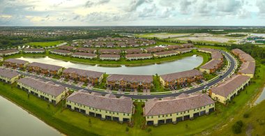 Florida 'da göl suyu olan kapalı yaşam kulüplerinin hava manzarası. Amerikan banliyölerinde emlak gelişimine örnek olarak aile evleri.