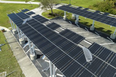 Yeşil ekolojik elektrik üretmek için otoparkın tepe örtüsüne monte edilen rüzgar fotovoltaik güneş panellerinden hasar gördü. Florida, ABD 'de doğal afet sonuçları.