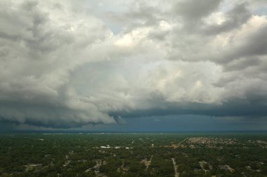 Kasvetli gökyüzünde kara fırtınalı bulutlar şekilleniyor. Şehir merkezine sağanak yağış gelmeden önce..