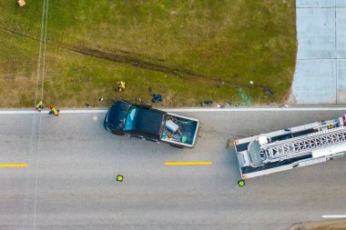 Florida 'daki araba kazasına ilk müdahale ekipleri. Acil servis çalışanları ABD 'de trafik kazası kurbanlarına yardım ediyor..