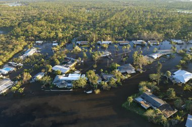 Florida yerleşim bölgesinde sağanak yağıştan sonra yerleşim yerlerini çevreleyen yüksek su baskınları. Doğal afetin sonuçları..