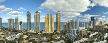 Pahalı otelleri ve Atlantik Okyanusu kıyısındaki apartman binalarıyla Sunny Isles Beach 'in yüksek açılı manzarası. Güney Florida 'daki Amerikan turizm altyapısı.