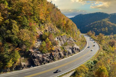 ABD 'de otoyol. Hızlı sürüş arabaları olan Amerikan otoyolu. Kuzey Carolina Appalachian dağlarında ulaşım altyapısı.
