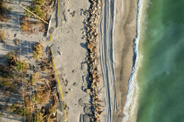 Florida 'da kasırga üstüne erozyon. Fırtına dalgası, Manasota Key yolundaki asfaltı sildi süpürdü. Rıhtım altyapısında ciddi hasar.