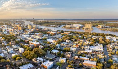 Savannah, Georgia 'da. Aydınlatılmış sokakları ve tarihi binaları olan Amerikan mimarisi.