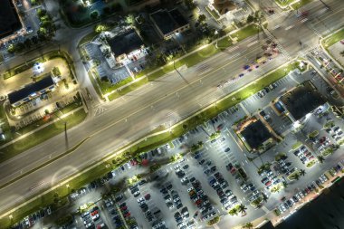 Gün batımında alışveriş merkezleri ve alışveriş merkezleri ve Kuzey Port, Florida 'da sürüş arabaları olan Amerikan otoyolu. ABD perakende ve ulaşım altyapısı.