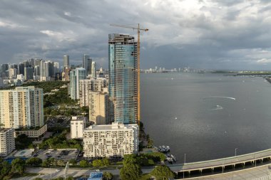 Miami, Florida 'da gökdelen inşaatı. ABD Emlak Geliştirme. Yüksek binaları olan büyük şehir manzarası.