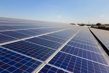 Çatıya temiz ekolojik elektrik enerjisi üretmek için güneş fotovoltaik panelleri yerleştirildi. Sıfır emisyon kavramı ile yenilenebilir elektrik.