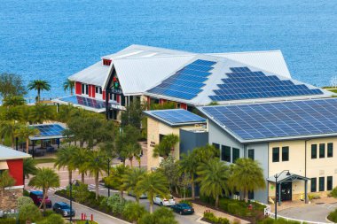 Florida ofis binalarının tepesine temiz ekolojik elektrik enerjisi üretmek için güneş fotovoltaik panelleri yerleştirildi. Sıfır emisyon kavramı ile yenilenebilir elektrik.