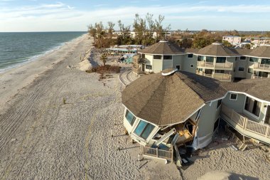 Fırtına, Florida, Englewood 'daki Milton Kasırgası' ndan sonra limandaki evlerde ciddi hasara yol açtı. Körfez kıyısındaki yıkılmış evler.