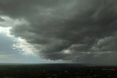 Fırtınalı bulutlar karanlık gökyüzünde fırtına sırasında oluşuyor. Hareket eden ve değişen bulutlu hava durumu.