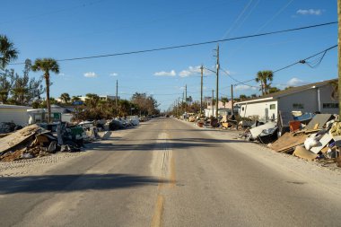 Milton Kasırgası 'nın geride bıraktığı enkaz yığınları Englewood, Florida' da Manasota Key 'de. Fırtına dalgalanmasından kaynaklanan ciddi hasar, doğal afetin sert sonuçlarını vurguluyor..