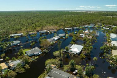 Etrafı Ian Kasırgası ile çevrili sel suları Florida yerleşim bölgesindeki evleri sarıyor. Doğal afetten sonra.