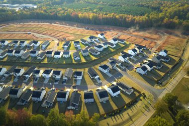 Güney Carolina yerleşim bölgesinde inşa edilmiş yoğun konut evlerinin yukarıdan görüntüsü. Amerikan banliyölerinde emlak gelişimine örnek olarak Amerikan rüya evleri.
