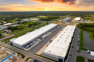 Depo inşaatı. Sanayi binasının beton ve metal yapısı. Modern lojistik merkezinin çerçevesi.