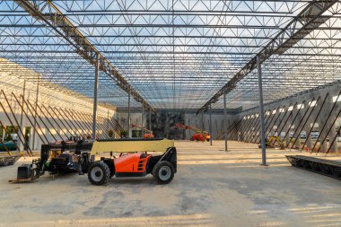 Depo inşaatı. Sanayi binasının beton ve metal yapısı. Modern lojistik merkezinin çerçevesi.