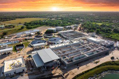 Suyun doğal kaynaklardan işlenmesi ve arıtılmasına yönelik su arıtma tesisi, kamu tüketimi ve çevre kullanımı için temiz ve güvenli su üretmek amacıyla kirleticilerin kaldırılması.