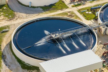 Suyun doğal kaynaklardan işlenmesi ve arıtılmasına yönelik su arıtma tesisi, kamu tüketimi ve çevre kullanımı için temiz ve güvenli su üretmek amacıyla kirleticilerin kaldırılması.