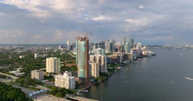 Amerikan kentsel bölgesindeki yeni yerleşim yerinin havadan görüntüsü. Miami, Florida 'da endüstriyel inşaat alanında kule vinci. ABD 'de konut büyümesi kavramı