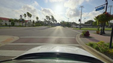Amerikan seyahat güzergahı. POV Venedik caddesinde sürüyor. Florida yolu trafiği hareketli