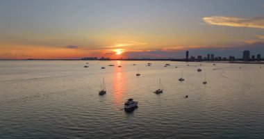 Miami, Florida 'da Biscayne Körfezi Limanı. Balıkçılık, eğlence yatları ve yelkenli gezileri. Şehir merkezindeki gökdelenli gökdelenlerin üzerinde gün batımı