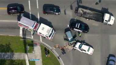 Florida 'da otoyolda araba kazası. Acil servis personeli ABD 'de şehir caddesinde araba kazası kurbanlarına yardım ediyor.