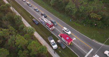 Amerikan caddesindeki kaza yerine yardım eden ilk müdahale ekipleriyle trafik kazası. ABD 'de trafik kazası.