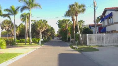 Güneşli Florida 'da manzaralı yolda araba kullanmak. Casey Key Kıyı Konutları Resimli Sokaklar
