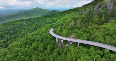 Kuzey Carolina 'daki Blue Ridge Parkway' de araba yolculuğu. Yazın yağmur mevsiminde Appalachian dağlarında Linn Cove Viaduct. Güzel doğanın yaz manzarası.