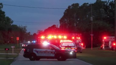 Acil itfaiye araçları olay yerinde. Florida, ABD 'deki konut evinde karbon monoksit gazı tehlikesi araştırması. Geceleri parlayan ışıklar.