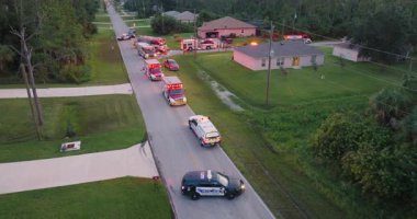 İtfaiye araçları ve ambulans araçları yangın alarmına cevap veriyor. ABD 'deki özel bir evde karbon monoksit gazı araştırması