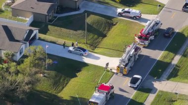 İtfaiyeci kamyonları banliyö evinin yangın alarmında. Florida 'daki potansiyel yangın tehlikesine ilk müdahale ekibi.