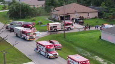 Florida Kuzey Limanı 'ndaki yerleşim yerlerindeki yangın tehlikesini araştıran itfaiyeciler.