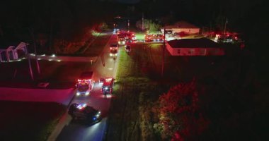 Gece vakti özel evdeki yangın tehlikesini araştıran ilk ekipler. Florida yerleşim yerindeki karbon monoksit kazasına acil servis personeli cevap veriyor.