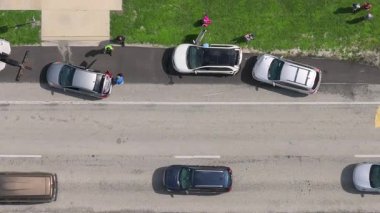 Amerikan caddesindeki araba kazasına ilk müdahale ekipleri geldi. Acil servis, ABD 'de trafik kazası kurbanlarına yardım ediyor.