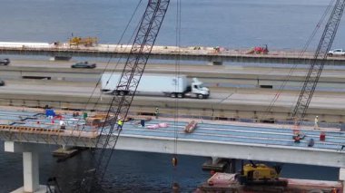 Amerikan otoyol köprüsünde inşaat halindeki işçiler. Ellenton 'daki Manatee Nehri' ni geçen köprüye yeni şeritler ekliyorum. Trafik altyapısının geliştirilmesi.