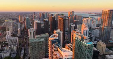 Miami, Florida, ABD. Gün batımında Amerikan şehir merkezinin hava manzarası. Modern ABD şehrindeki yüksek ticari ve meskun gökdelen binaları