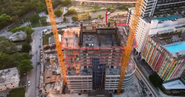 Miami, Florida. Gün batımında ABD 'nin büyük şehir manzarası. Amerikan megapolis 'inin inşaatı devam ediyor.