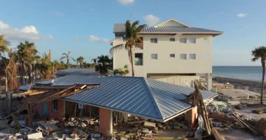 Doğal felaket ve sonuçları. Kasırga Florida kıyı bölgesindeki evleri ve duvarları tahrip etti.