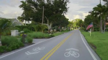 Venice, Florida yerleşim bölgesindeki evler arasında Amerikan caddesinde araba süren bir bakış açısı. Ulaşım kavramı