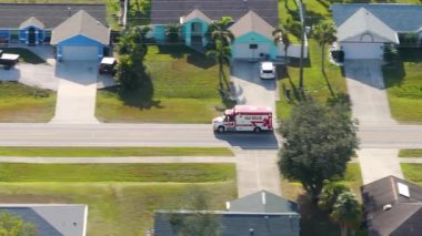 Florida caddesinde kırmızı acil durum itfaiye aracı sürüyor. Kurtarma operasyonu sırasında ışıklar açık.