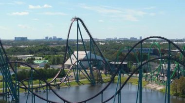 Florida, Orlando 'daki lunaparkta hız trenine binmek.