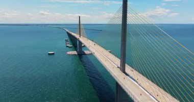Florida, St. Petersburg 'daki Tampa Körfezi üzerindeki Sunshine Skyway Köprüsü' nde trafik arabaları kullanılıyor. ABD 'de ulaşım altyapısı.