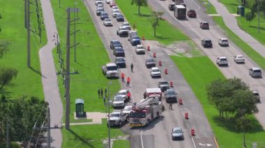 Florida 'da Amerikan caddesinde trafik kazası. ABD 'de trafik kazası kurbanlarına yardım eden ilk ekipler. Kaza yerine gelen acil servislerin hava görüntüsü.
