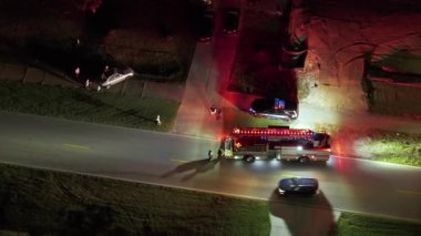 Florida 'da Amerikan caddesinde trafik kazası. ABD 'de trafik kazası kurbanlarına yardım eden ilk ekipler. Kaza yerine gelen acil servislerin hava görüntüsü