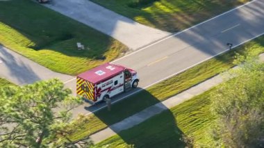 Florida kurtarma aracı acil durum çağrısı sırasında hareket halinde, aktif ışıklar ve bölüm işaretleriyle donatılmış.